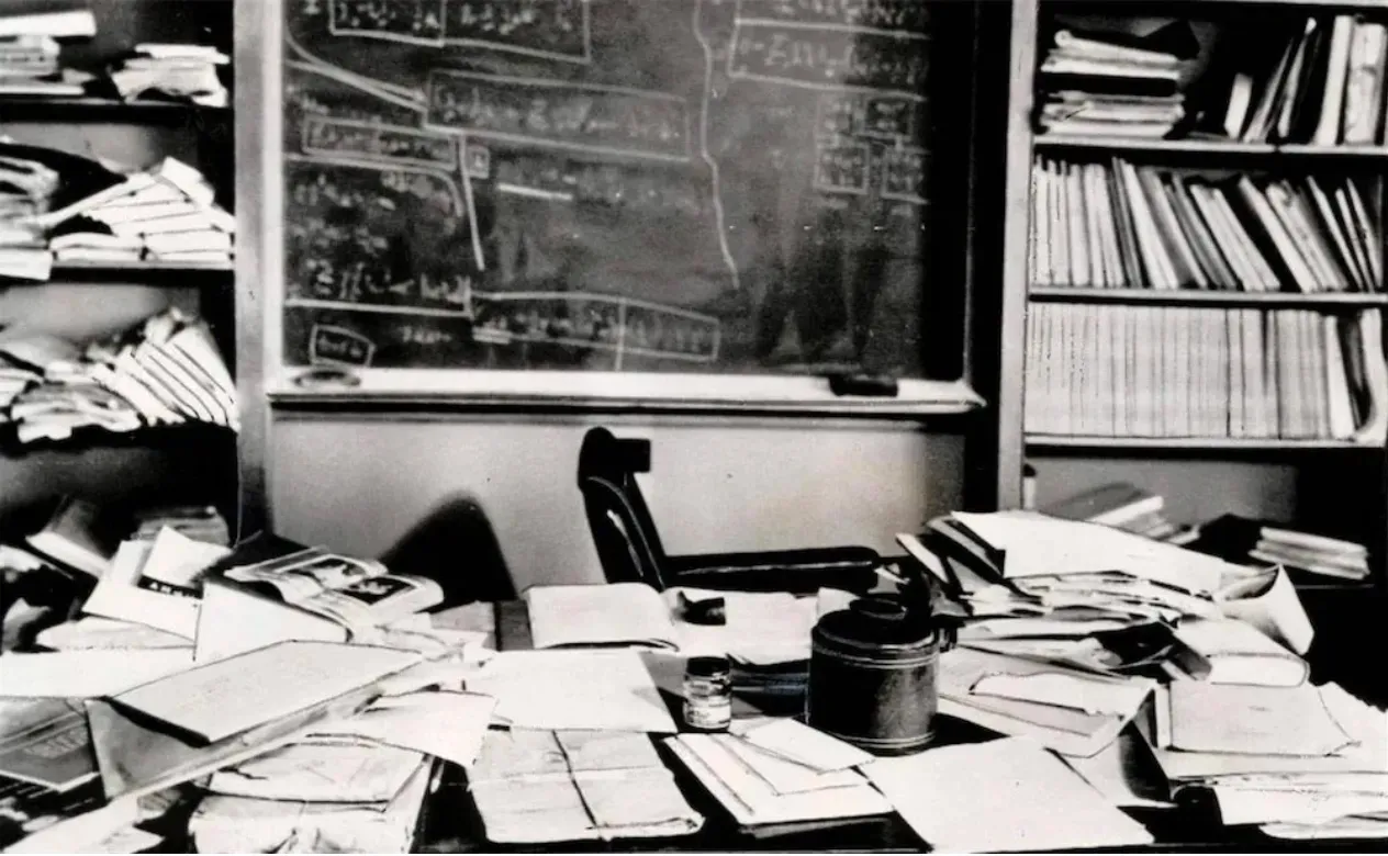 Albert Einstein Desk